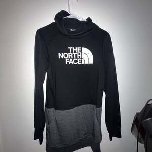 The North Face Women's Small Long Hoodie Sweatshirt Logo Gray Pocket Comfort Act